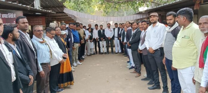 चंदौली कचहरी में न्यायालय व मुख्यालय निर्माण के लिए आंदोलित अधिवक्ता।