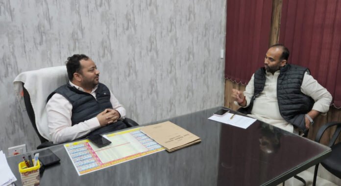 अंत्येष्टि स्थलों के मुद्दे पर एसडीएम से मुलाकात करते मनोज सिंह डब्लू।
