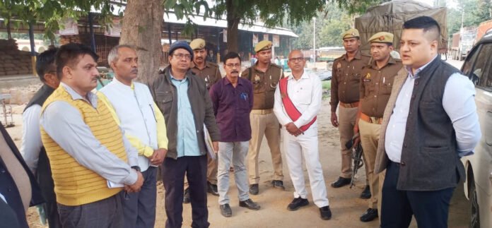 फोटो-03 नवीन मंडी में क्रय केंद्रों के निरीक्षण के दौरान निर्देशित करते डीएम।