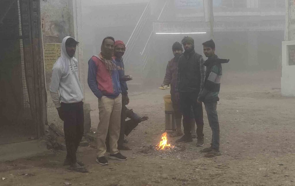 सकलडीहा में कूड़ा करकट बटोर कर आग तापते राहगीर।