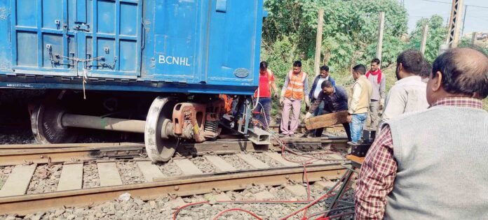 बेपटरी हुई बोगी को पटरी पर लाने का प्रयास करते रेल कर्मी।