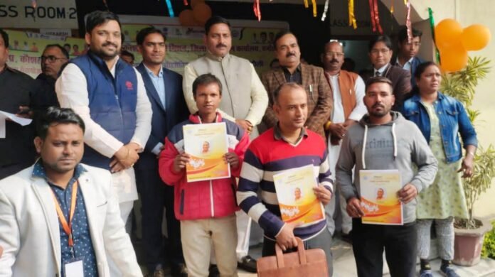 रोजगार मेले में रोजगार प्राप्त करने वाले अभ्यर्थियों के साथ विधायक रमेश जायसवाल।