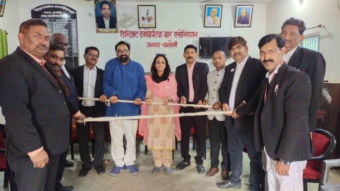 डिस्ट्रिक्ट डेमोक्रेटिक बार एसोसिएशन सभागार में मैग्नेटिक रॉड प्रदान करते डा. दीप नारायण सिंह व राजकुमारी रिचा सिंह।