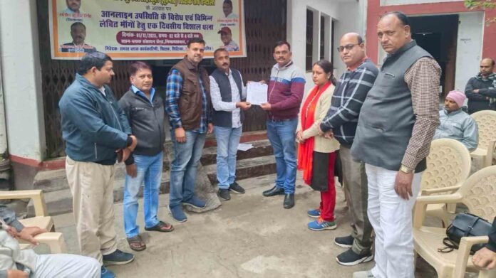 बीआरसी नियमाताबाद पर बीईओ को पत्रक देते शिक्षक।