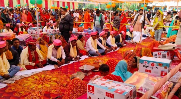 चंदौली में आयोजित मुख्यमंत्री सामूहिक विवाह कार्यक्रम में शामिल वर-वधू व अतिथिगण।
