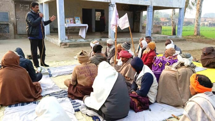 खड़ान में आयोजित गोष्ठी में नेताजी के व्यक्तित्व पर प्रकाश डालते अंजनी सिंह।