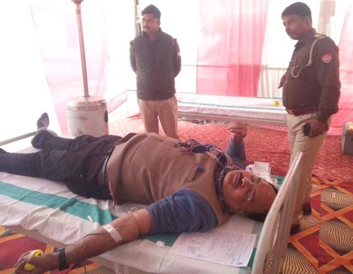 Blood Donate: सदर कोतवाली परिसर में रक्तदान करते नगर पंचायत अध्यक्ष सुनील यादव गुड्डू।