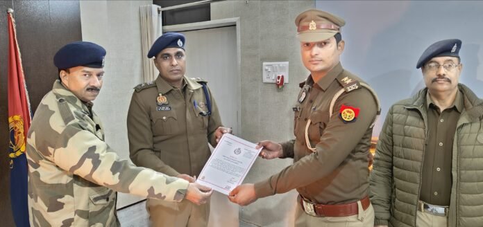 Chandauli Police : चंदौली पुलिस लाइन में उपनिरीक्षक को सम्मानित करते एसपी, एएसपी व सीओ।