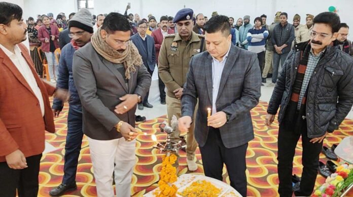 नियामताबाद में यूपी दिवस कार्यक्रम का दीप प्रज्ज्वलित कर शुभारंभ करते विधायक व डीएम।