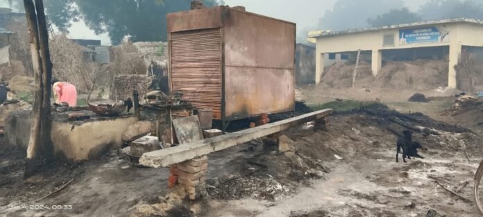 Fire Accident : चहनियां क्षेत्र के रइया गांव में आग लगने के बाद जला दुकान व सामान।