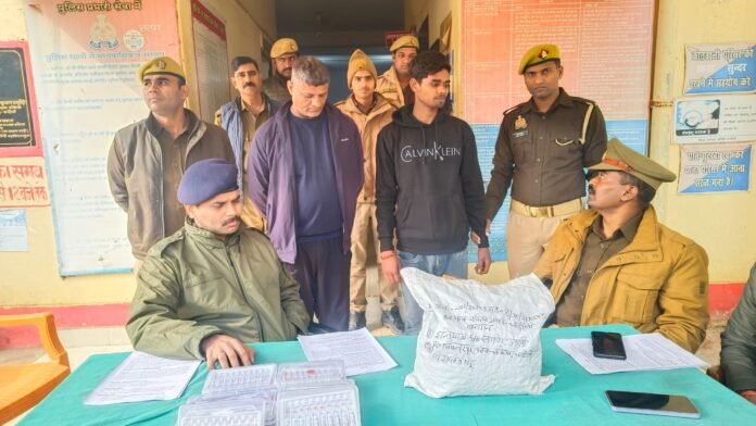 चकिया कोतवाली में मामले का खुलासा करते सीओ।