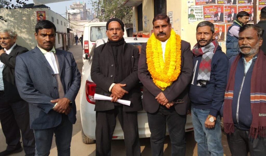Civil Bar Association Chandauli: कचहरी में चुनाव प्रचार करते सिविल बार के अध्यक्ष पद के उम्मीदवार।