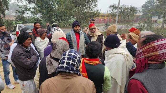 PDA जन पंचायत को लेकर पदाधिकारियों के साथ मंत्रणा करते सपा जिलाध्यक्ष व Manoj Singh W