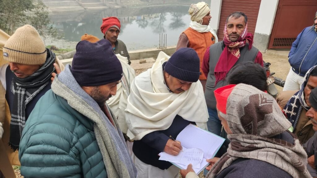 PDA जन पंचायत को लेकर पदाधिकारियों के साथ मंत्रणा करते सपा जिलाध्यक्ष व Manoj Singh W