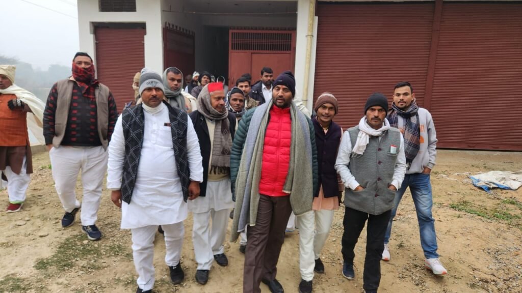 PDA जन पंचायत को लेकर पदाधिकारियों के साथ मंत्रणा करते सपा जिलाध्यक्ष व Manoj Singh W