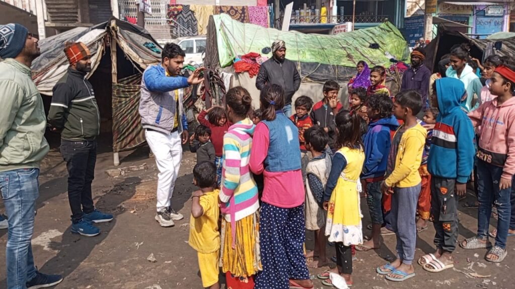 Chandauli के मलिन बस्ती में गणतंत्र दिवस मनाते जन सहयोग संस्था के सदस्य।