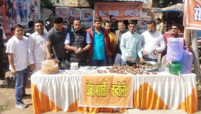 Chandauli मुख्यालय पर सेवा भारती के कार्यकर्ताओं द्वारा परीक्षार्थियों के लिए लगा स्टाल।