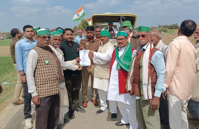 कलेक्ट्रेट जा रहे किसानों को रोककर ज्ञापन लेते प्रशासनिक अधिकारी।