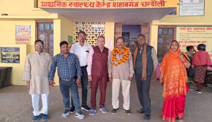 Shahabganj Primary Health Centreसे विदा होते सेवानिवृत्त स्वास्थ्य कर्मी।