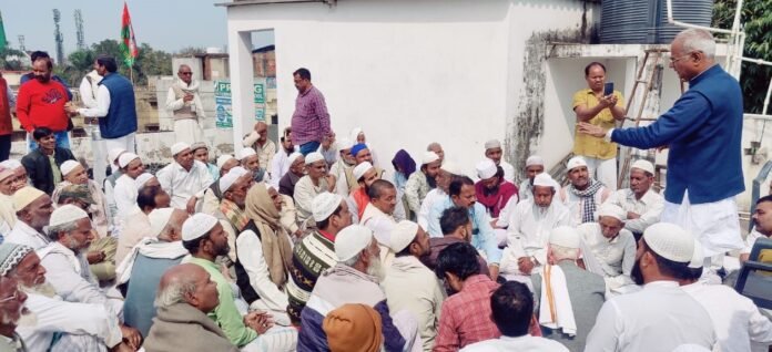 विभिन्न वर्गों की आयोजित बैठक को संबोधित करते पूर्व सांसद रामकिशुन यादव।