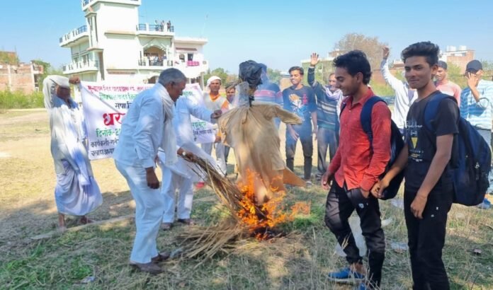 सैदूपुर में सपा जिलाध्यक्ष सत्यनरायन राजभर का पुतला फूंका सपा कार्यकर्ता।