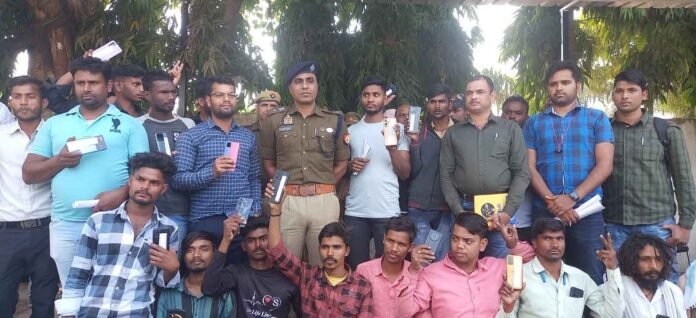 Police Line Chandauli अपने अपने फोन के साथ लोग व एसपी चंदौली। Young Writer