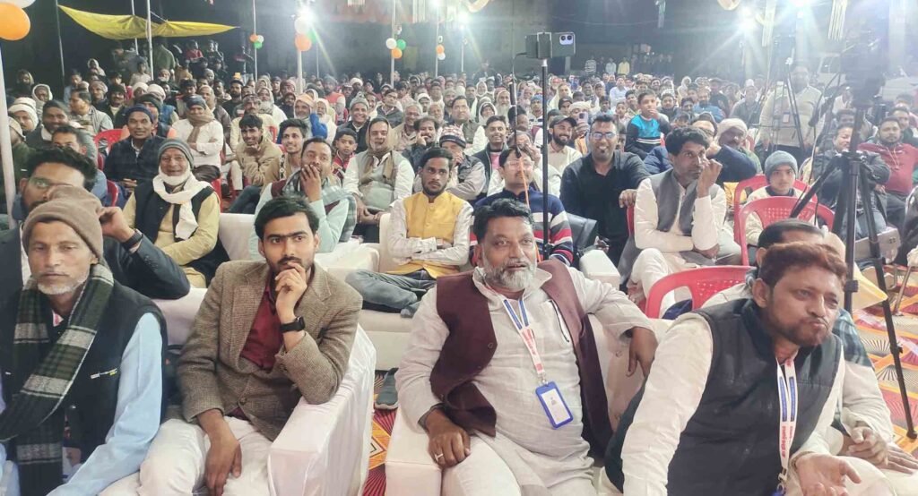 बड़गांवा में मुशायरा में शेरो-शायरी का आनंद लेते श्रोता।
