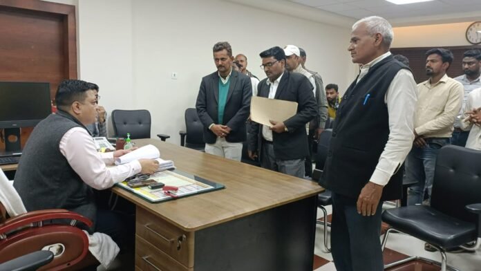 डीएम के समक्ष अविश्वास की मांग रखते चहनियां क्षेत्र के BDC