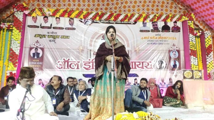 बड़गांवा में मुशायरा में शेरो-शायरी पेश करती महिला शायर।