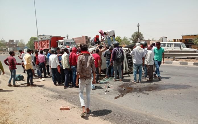 फुटिया में हादसे के बाद दुर्घटनाग्रस्त बोलेरो में फंसे लोगों को बाहर निकालते ग्रामीण।