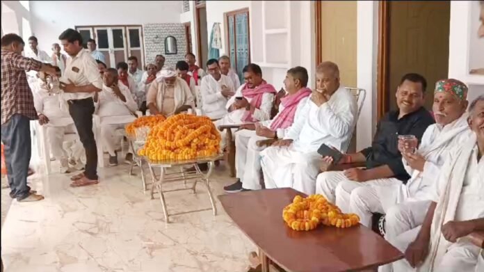 चुनावी सभा में कार्यकर्ताओं व आम मतदाताओं से रूबरू प्रत्याशी वीरेंद्र सिंह।
