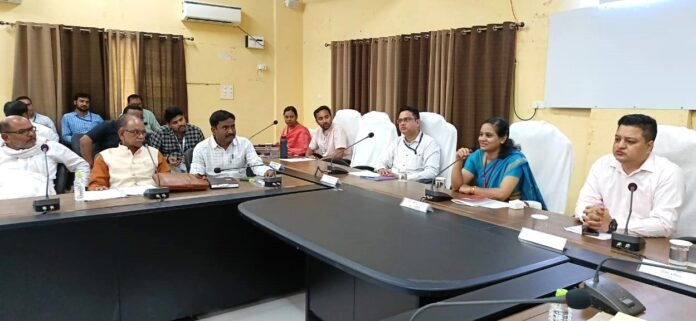 Chandauli कलेक्ट्रेट सभागार में राजनैतिक दलों के प्रतिनिधियों के साथ बैठक करती प्रेक्षक व डीएम।