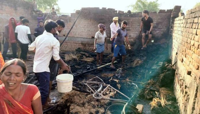 Fire : अज्ञात कारणों से लगी आग, गृहस्थी का सामान जलकर राख