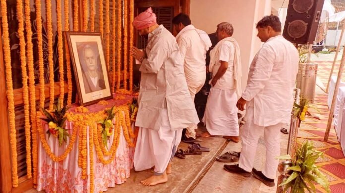 सपा के राष्ट्रीय सचिव Manoj Singh W ने स्वतंत्रता संग्राम सेनानी गंजी प्रसाद को दी श्रद्धांजलि