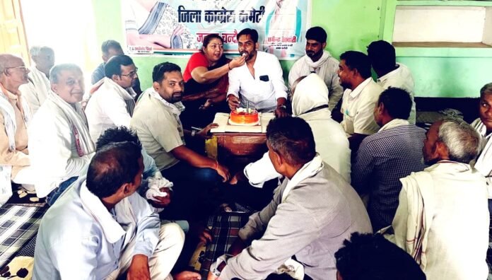 कांग्रेस कार्यालय पर राहुल गांधी का जन्मदिन मनाते कांग्रेसी।