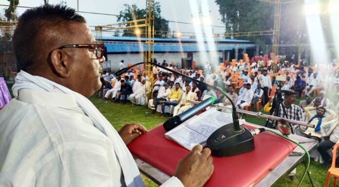 बहुजन राजनीति चिंतन-मंथन गोष्ठी को संबोधित करते शारदा प्रसाद।