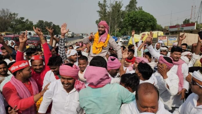 जीत के बाद समर्थकों संग मतगणना स्थल पर जश्न मनाते Manoj Singh W