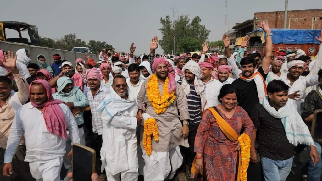 जीत के बाद समर्थकों संग मतगणना स्थल पर जश्न मनाते Manoj Singh W