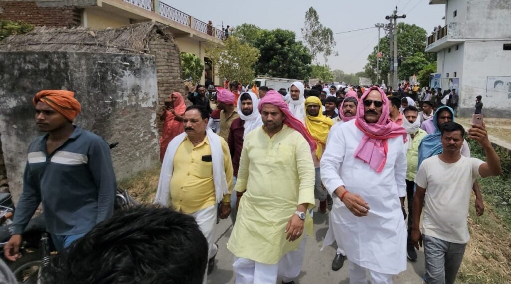 शहीद धीरज राय के अंतिम यात्रा में शामिल Manoj Singh W साथ में विधायक प्रभु नारायण सिंह यादव।