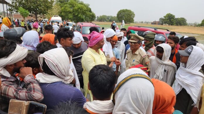 मौके पर मौजूद पुलिस अधिकारी के समक्ष आक्रोश व्यक्त करते मनोज सिंह डब्लू।