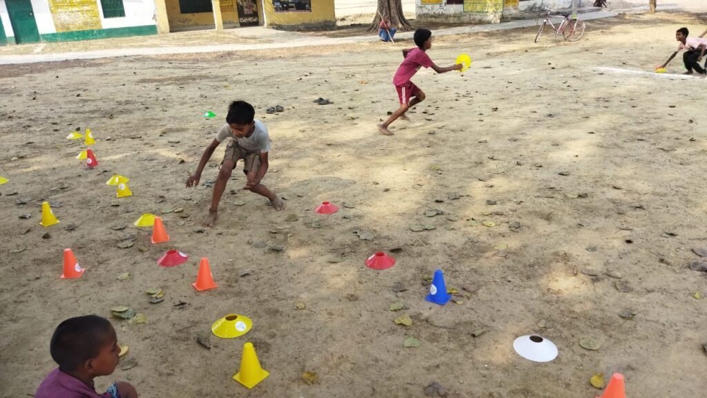 संस्था द्वारा आयोजित सामुदायिक खेल मेला कार्यक्रम में शामिल बच्चे।