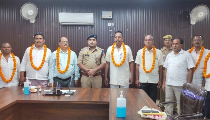 पुलिस लाइन में सेवानिवृत्त पुलिसकर्मियों को विदाई देते क्षेत्राधिकारी रघुराज।