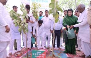 राजदरी के पास ढाला रोपावनी में पौधरोपण करते अतिथिगण।