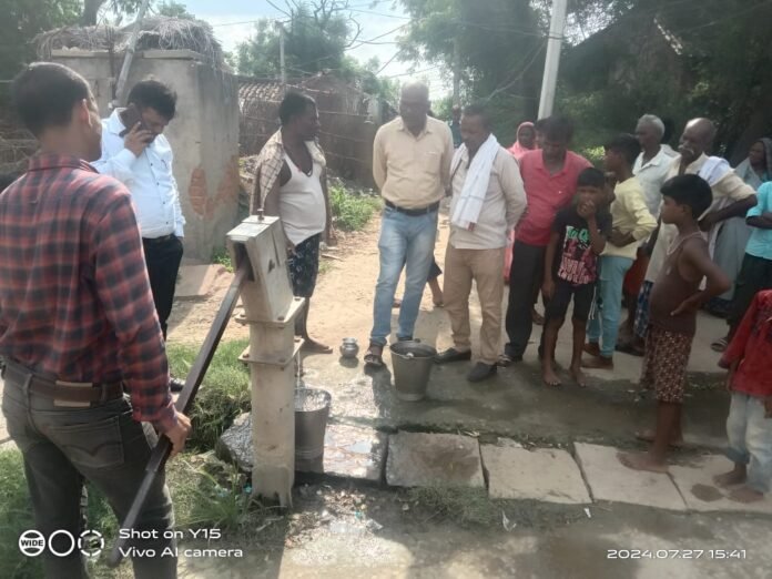 डायरिया की सूचना पर ओलिपुर गाँव पहुंचे प्रभारी चिकित्साधिकारी नीलेश मालवीय