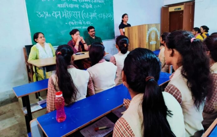 पंडित कमलापति त्रिपाठी महाविद्यालय में आयोजित कार्यक्रम में अपने विचारों को रखती छात्रा।