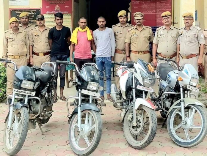 चकिया कोतवाली में पकड़े गए चोरों के साथ पुलिस टीम।