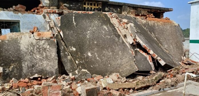 पट्टी गांव में जमींदोज जर्जर प्राथमिक विद्यालय का भवन।