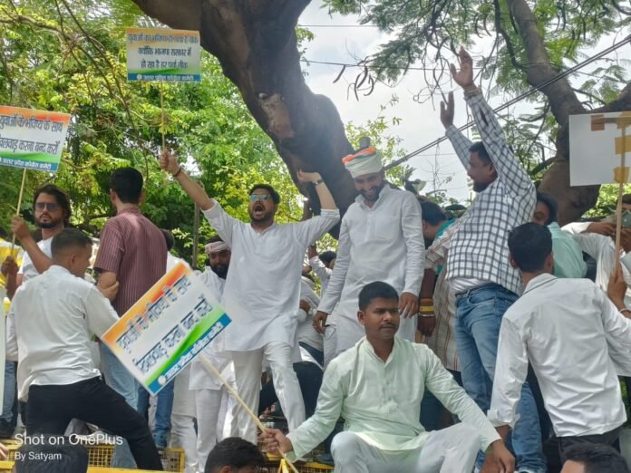 Lucknow में गिरफ्तारी के बाद Eco Garden में नारेबाजी करते यूथ कांग्रेसी।