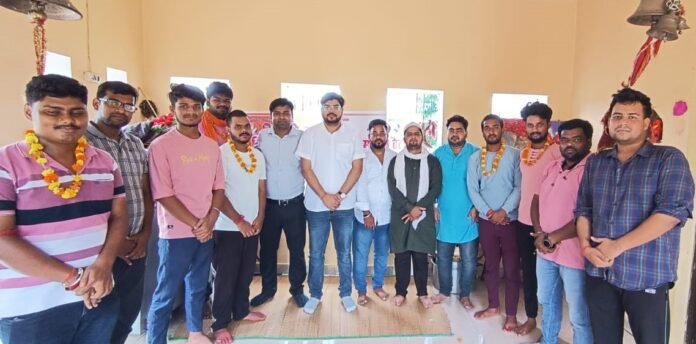 मुगलसराय विधानसभा इकाई की बैठक में शामिल जिलाध्यक्ष व अन्य।