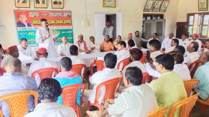 Chandauli सपा कार्यालय पर कार्यकर्ताओं को संबोधित करते सांसद वीरेंद्र सिंह।